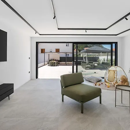 New!! Siete Luxury Living Just Steps From The