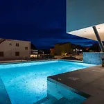 Siete Luxury Living Just Steps From The Duće