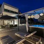 Siete Luxury Living Just Steps From The