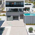 Siete Luxury Living Just Steps From The * Duće