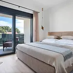 Siete Luxury Living Just Steps From The Duće