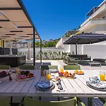 Siete Luxury Living Just Steps From The * Duće