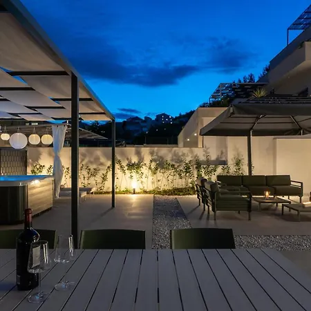 Siete Luxury Living Just Steps From The Duće