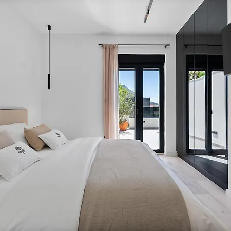 Siete Luxury Living Just Steps From The Duće