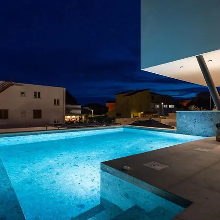 Siete Luxury Living Just Steps From The Duće
