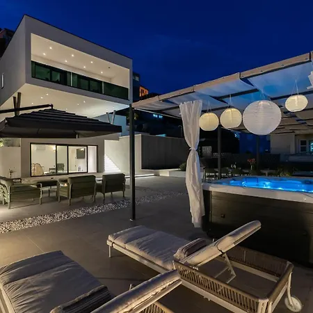 New!! Siete Luxury Living Just Steps From The