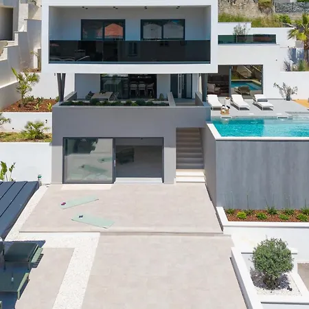 Siete Luxury Living Just Steps From The * Duće