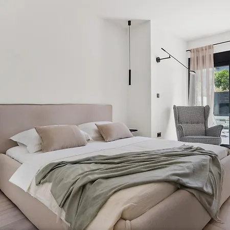 Siete Luxury Living Just Steps From The Duće