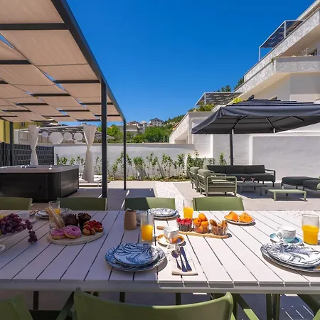 Siete Luxury Living Just Steps From The * Duće